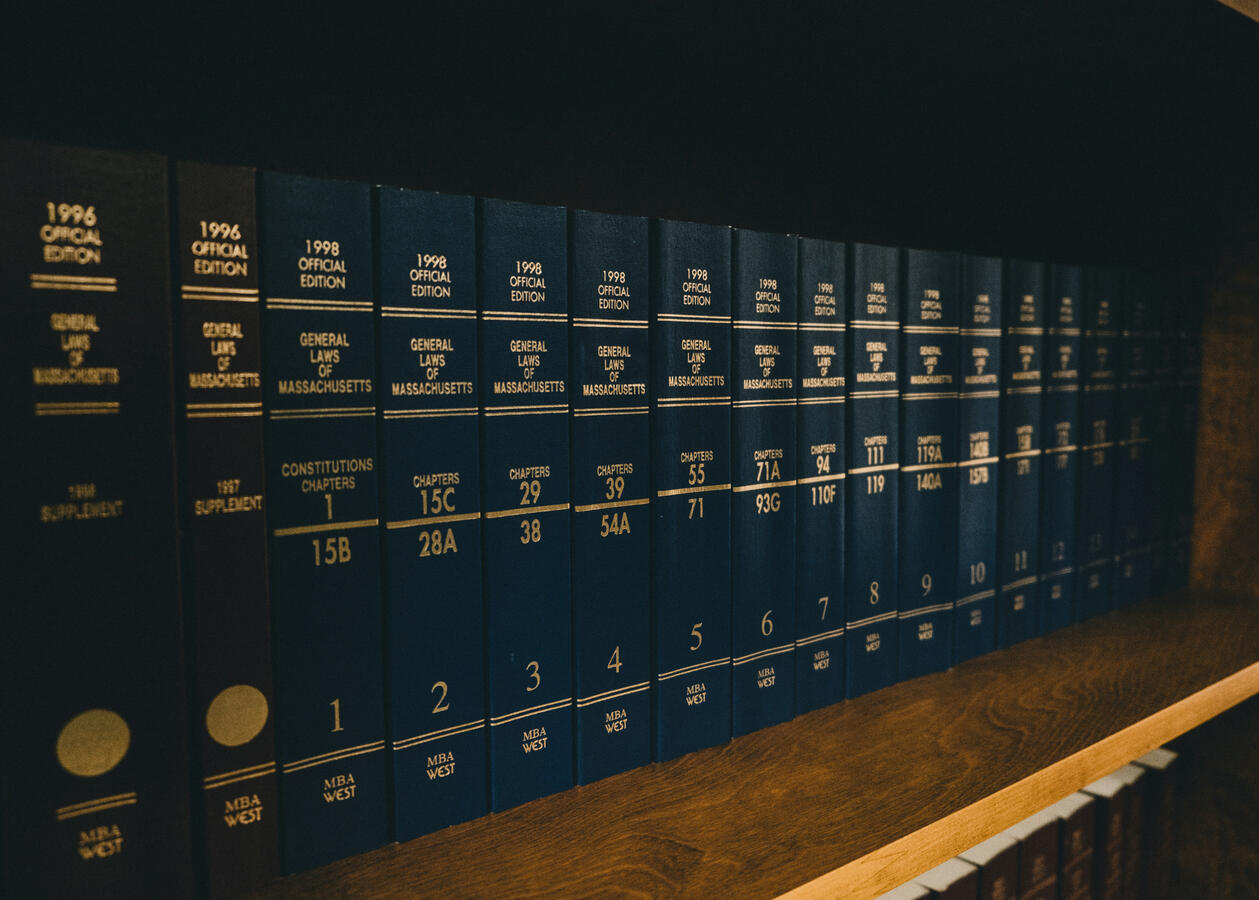 Biblioteca propia del estudio stenvers, con el tomo completo de derecho internacional